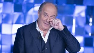 Copertina di “Carlo Conti mi cercava da giorni sul mio telefono ma io avevo il suo contatto bloccato, non so perché, forse mia nipote per sbaglio”: il racconto di Gerry Scotti sulla chiamata a Sanremo