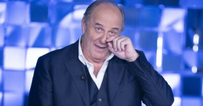 Copertina di “Caro Gerry Scotti, sei un grande”: Pier Silvio Berlusconi annuncia il rinnovo del contratto del conduttore che però non sarà più a Tu Si Que Vales: ecco perché