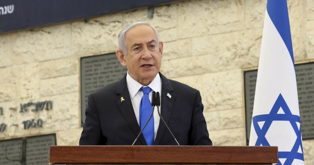 Netanyahu contestato dai parenti delle vittime della guerra: lui li fissa e resta immobile – Video