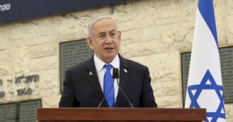 Copertina di Netanyahu contestato dai parenti delle vittime della guerra: lui li fissa e resta immobile – Video