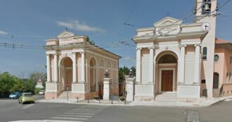 Copertina di Donna trovata morta sulla tomba di famiglia nel cimitero di Chieti: aveva una busta in testa