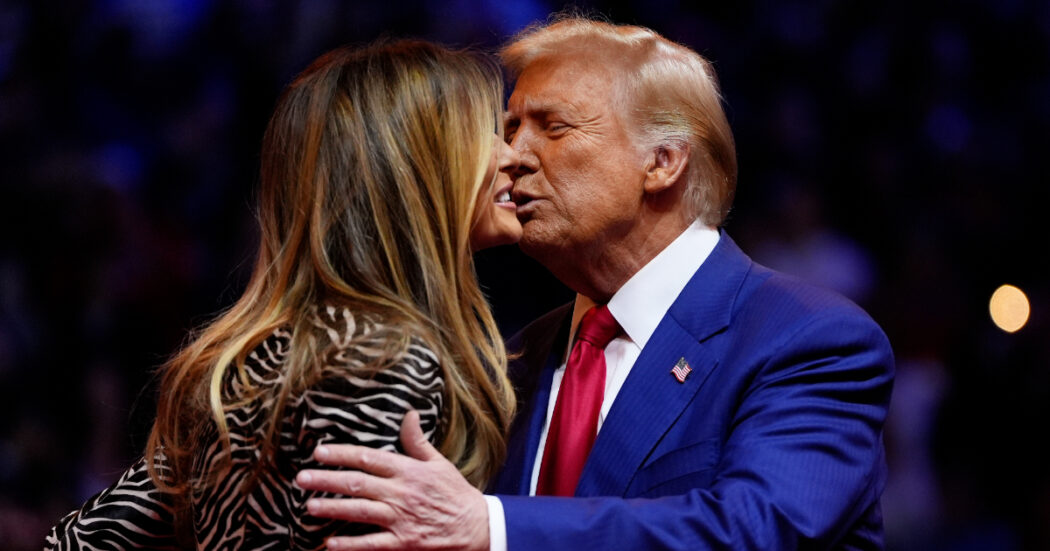 https://st.ilfattoquotidiano.it/wp-content/uploads/2024/10/28/Trump-Melania-1050x551.jpg