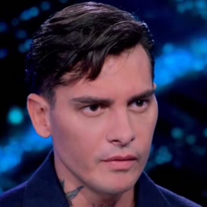Alessandro Basciano andrà in commissariato di Milano per il braccialetto elettronico: accusato di stalking nei confronti dell’ex compagna Sophie Codegoni