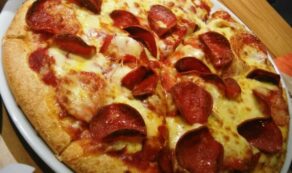 Copertina di “Al pranzo del mio matrimonio c’era un menù vegano gourmet, ma hanno ordinato tutti la pizza. 18mila euro buttati via”: sposa disperata e in lacrime su Reddit