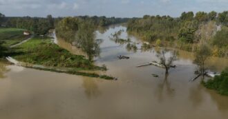 Copertina di Po in piena in provincia di Pavia: il drone sorvola il fiume e alcuni campi sommersi dall’acqua – Le immagini dall’alto