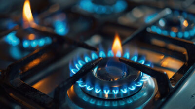 Copertina di Vola il prezzo del gas per i clienti vulnerabili: a luglio +9,7%. Consumatori: “Record dal 2022. Grande preoccupazione per l’autunno”