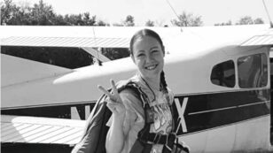 Copertina di E’ morta a 37 anni Amanda Gallagher: la fotografa è stata travolta e uccisa dall’elica di un aereo mentre scattava delle foto