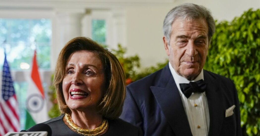 https://st.ilfattoquotidiano.it/wp-content/uploads/2024/10/29/Nancy-e-Paul-Pelosi-1050x551.jpg