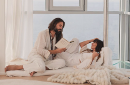 Copertina di “Nessuno dice alle donne quanto sconquassante sia un orgasmo in menopausa. Ho chiesto aiuto alle sciamane per conoscere la mia yoni”: i consigli intimi di Paola Maugeri