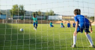 Copertina di Bambino di 10 anni colpito alla testa da una porta da calcio in un campo a Giaveno: è grave