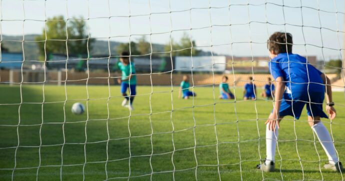 Bambino di 10 anni colpito alla testa da una porta da calcio in un campo a Giaveno: è grave