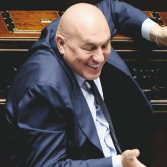 Copertina di Manovra, altro che tagli a tutti: alle armi +6,5 mld (+35 fino al 2040)