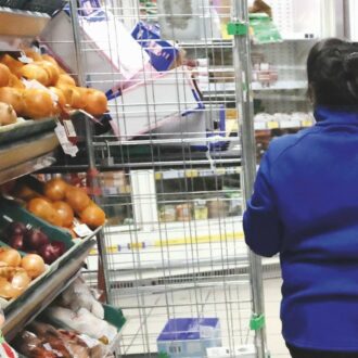 Copertina di Schiavi a 4 € l’ora nel supermarket: paga “sequestrata” e infortuni tenuti nascosti