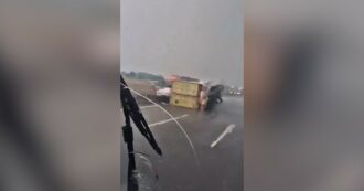 Copertina di Alluvione a Valencia, il vento rovescia un camion in autostrada e manda in frantumi il lunotto di un’auto: il video