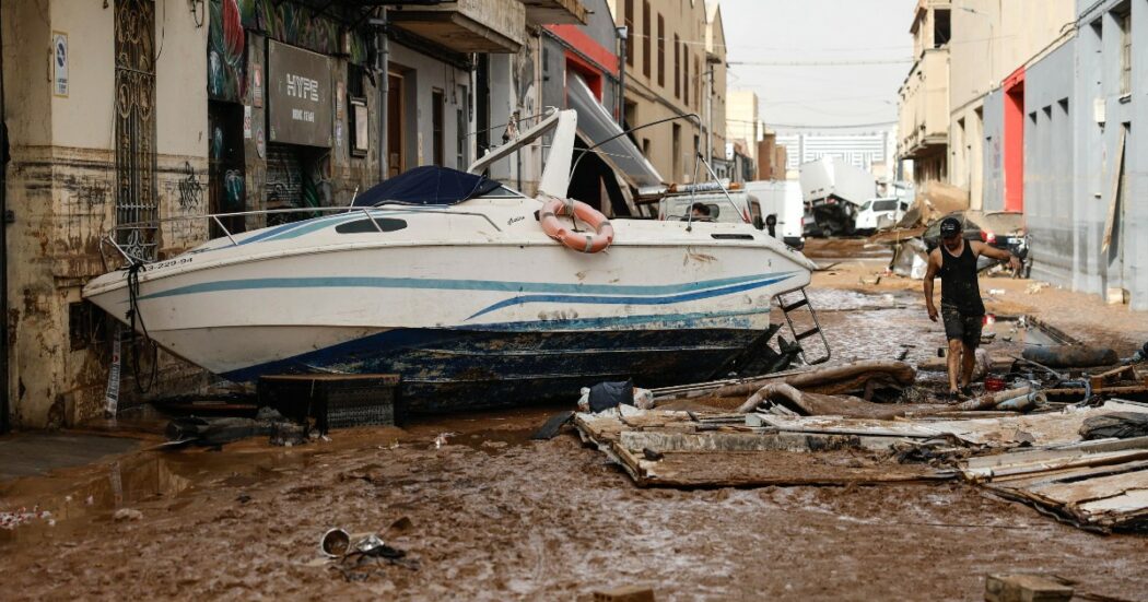 Il disastro di Valencia e la beffa: l’allerta sui cellulari 8 ore dopo le prime esondazioni. Il caso dell’unità d’emergenza soppressa un anno fa