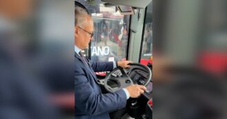 Copertina di Gualtieri versione influencer, fa lo spacchettamento “asmr” dei nuovi autobus per Roma: “Andiamoli a vedere insieme” – Video