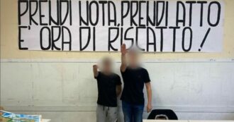 Copertina di Saluto fascista al liceo Montessori: studenti sospesi per 10 giorni. Tra le ‘punizioni’ letture di Calvino, Vittorini e Scurati