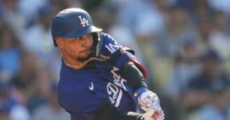 Copertina di Strappano la pallina dal guanto di Mookie Betts dei Los Angeles Dodgers: espulsi due tifosi degli Yankees – Video