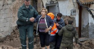 Copertina di “Eravamo intrappolati come topi, è stato come uno tsunami”: le storie dei sopravvissuti a Valencia