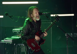 Copertina di Thom Yorke dei Radiohead fischiato da un manifestante pro Palestina reagisce: “Sali qui e dillo. Salta sul fot**to palco e di’ quello che vuoi dire”