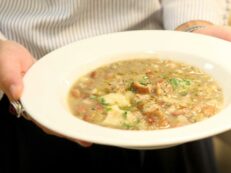 Copertina di Una donna anziana muore dopo aver mangiato una zuppa di carciofi del supermercato. La figlia è stata ricoverata in ospedale. Via alle indagini