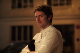 Copertina di “Emily In Paris 5? Non so se farlo. Il mio personaggio è cambiato, sembra un guacamole. Non ho voce in capitolo sulla sceneggiatura”: lo sfogo di Lucas Bravo