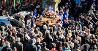 Copertina di Funerali di Matilde Lorenzi, folla a Giaveno per l’ultimo saluto alla sciatrice morta a 19 anni. La sorella: “Da lunedì mi manca l’aria”