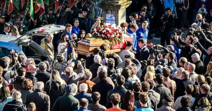 Funerali di Matilde Lorenzi, folla a Giaveno per l’ultimo saluto alla sciatrice morta a 19 anni. La sorella: “Da lunedì mi manca l’aria”