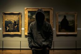 Copertina di La grande caccia all’arte rubata: Leonardo & C., i 10 Most Wanted. Un giro d’affari da 10 miliardi l’anno
