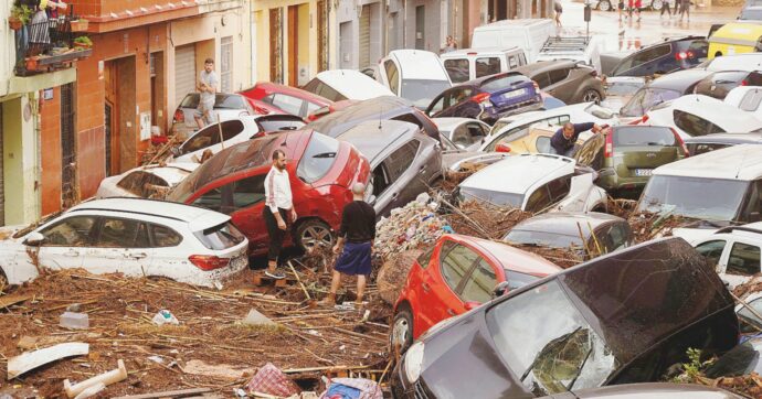 158 morti e decine di dispersi nell’alluvione. Vox: “Con le dighe di Franco nessun danno”