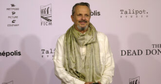 Copertina di Alluvioni in Spagna, la teoria negazionista di Miguel Bosé: “Il cambiamento climatico non esiste, la colpa è dei governi criminali e delle scie chimiche”