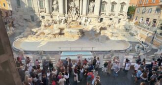 Copertina di La Fontana di Trevi all’asciutto per i lavori di restyling: il Comune di Roma fa montare una piccola piscina per il lancio delle monetine