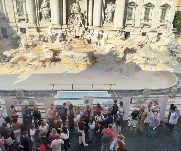  il Comune di Roma fa montare una piccola piscina per il lancio delle monetine