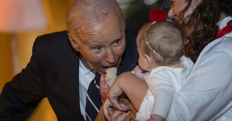 Copertina di Dolcetto o morsetto? Joe Biden morde un bimbo alla festa di Halloween alla Casa Bianca e poi fa uno sguardo da brividi: ecco cosa è successo