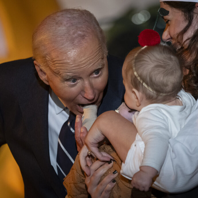 Dolcetto o morsetto? Joe Biden morde un bimbo alla festa di Halloween alla Casa Bianca e poi fa uno sguardo da brividi: ecco cosa è successo