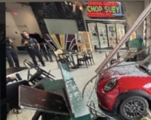 Copertina di Auto salta in corsa il marciapiede e sfonda la vetrina di un bar: feriti la nonna e il figlio di 8 anni di Billy Corgan degli Smashing Pumpkins