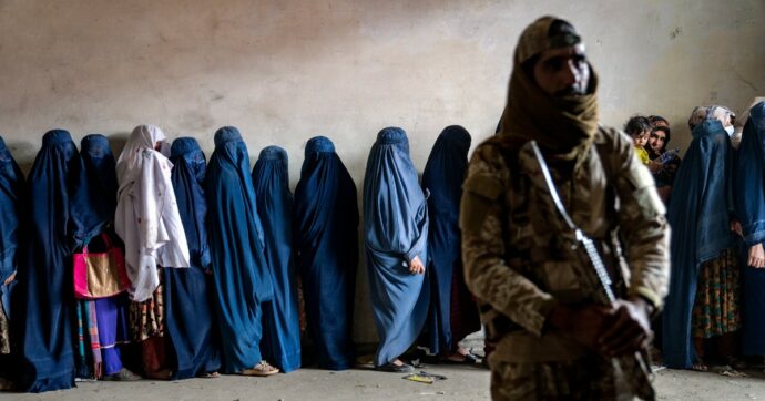 Afghanistan, ora i Talebani vietano alle donne di pregare ad alta voce: “Non possono recitare il Corano”