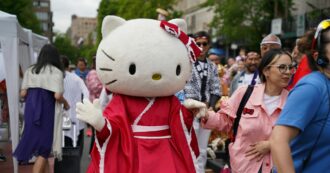 Copertina di Hello Kitty compie 50 anni: storia della micetta-bambina che dal Giappone ha conquistato il mondo. Incassando 80 miliardi