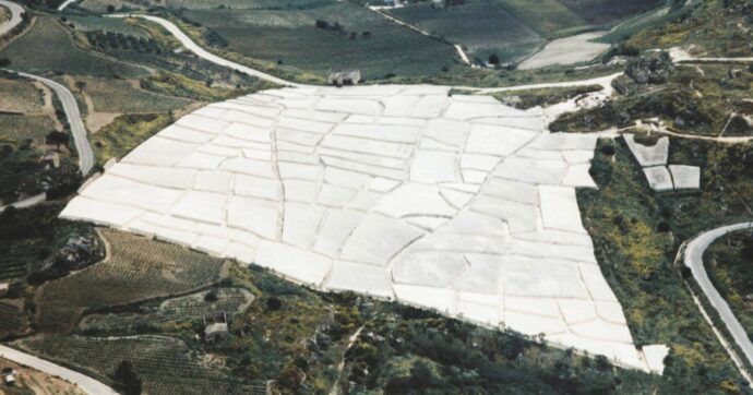 Copertina di Gibellina Capitale dell’Arte 2026 si ribella  al “cugino” fotovoltaico del Cretto di Burri