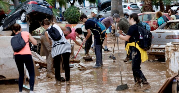 Migliaia di “angeli del fango” verso Valencia, ma il presidente: “Così ostacolate i soccorsi”
