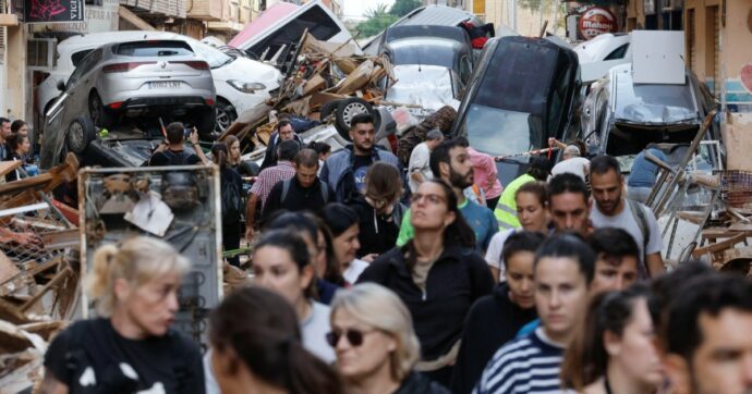 Strage climatica a Valencia, oltre 200 morti. “Individuati altri 70 corpi, segnalate 1900 persone scomparse”