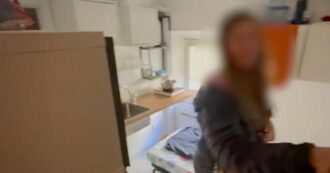 Copertina di A Bologna appartamento da 8 metri quadri affittato a 600 euro: cucina, letto e bagno in un locale. Il video assurdo della visita