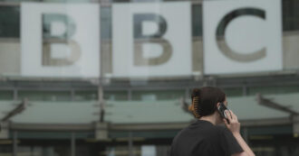 Copertina di Lettera di cento dipendenti della Bbc contro l’emittente: “Su Gaza informazione distorta a favore di Israele”