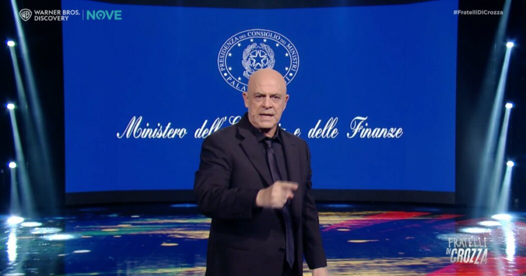 Il monologo di Crozza: “Evasione fiscale, finalmente il governo si è mosso. Hanno fatto lo spot, problema risolto!”