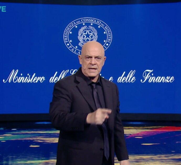 Il monologo di Crozza: “Evasione fiscale, finalmente il governo si è mosso. Hanno fatto lo spot, problema risolto!”