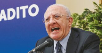 Copertina di Vincenzo De Luca condannato a risarcire 609mila euro alla Regione Campania per la Smart card Covid: “Fu totalmente inutile”