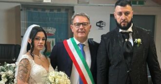 Copertina di Coppia lascia i figli dai nonni e scompare dopo il matrimonio, appello sui social per ritrovarli