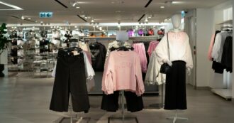 Copertina di Mentre il lusso è in crisi, il fast fashion macina fatturati: “Giro d’affari di 185 miliardi di dollari nel 2027”. L’esperta: “Prezzi bassi e spinta continua a cambiare vestiti, ecco perché trionfa l’insostenibilità”