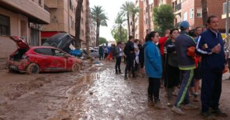 Copertina di Valencia, nelle zone colpite dall’alluvione mancano cibo e acqua. A Paiporta la coda degli abitanti è interminabile (video)