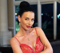 Copertina di “Non viaggio mai in aereo con il reggiseno, mi piace così, ma gli altri passeggeri si lamentano e gli assistenti di volo mi hanno ordinato di coprirmi”: lo sfogo di Victoria Unikel